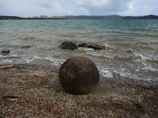 Koutu Boulders küresel yuvarlak şekilli kaya oluşumları Hokianga Limanı sahil kıyısı Opononi Northland Kuzey Yeni Zelanda 'daki beton jeolojik fenomen.