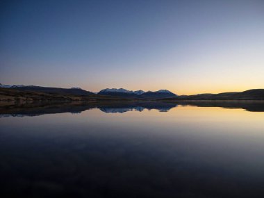 Idyllic sükunet sakin sakin Alexandrina Gölü yansıması sabah erken saatlerde güneş doğar dağ manzarası Tekapo Canterbury Güney Adası Yeni Zelanda yakınlarındaki doğa manzarası