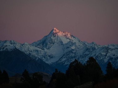 D 'Archiac Dağı sakin kırsal kesimde sabah erken saatlerde altın saat mor gökyüzü kış gündoğumu Göl Kampı, Güney Alpler dağ manzarası Ashburton Gölleri Canterbury Yeni Zelandası