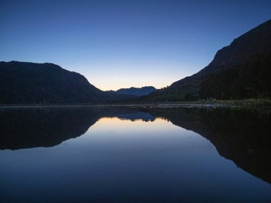 Sakin, sakin, huzurlu, huzurlu Hawea Gölü Alp Dağları manzarası, Güney Alpler Otago Güney Adası Yeni Zelanda
