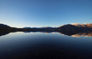 Heron Gölü uzak kırsal kesimde altın saat kış günbatımı Ashburton Lakes Canterbury Güney Adası Yeni Zelanda 'da Güney Alp Dağları manzarası