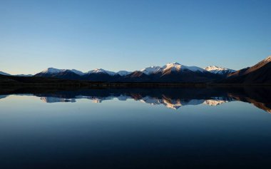 Heron Gölü uzak kırsal kesimde altın saat kış günbatımı Ashburton Lakes Canterbury Güney Adası Yeni Zelanda 'da Güney Alp Dağları manzarası
