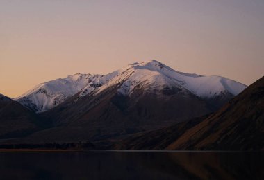 Güney Alpleri sakin sakin sakin altın saat dağ zirveleri, Heron Gölü kış günbatımı manzarası Ashburton Gölleri Canterbury Güney Adası Yeni Zelanda