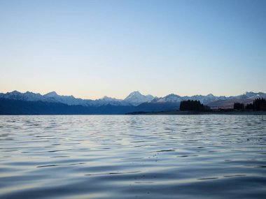 Pukaki Gölü 'nde alçak açılı Cook Dağı Aoraki dağ panoraması su dalgaları, Alp alfleri yumuşak gün batımı doğa manzarası, Mackenzie Bölgesi, Canterbury Güney Adası, Yeni Zelanda