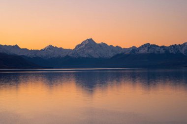 Cook Dağı Aoraki Dağı 'nın yansıması Pukaki Gölü' nde panorama manzarası, alp portakalı gökyüzü günbatımı doğa manzarası, Güney Alpler, Mackenzie Bölgesi, Canterbury, Güney Adası, Yeni Zelanda