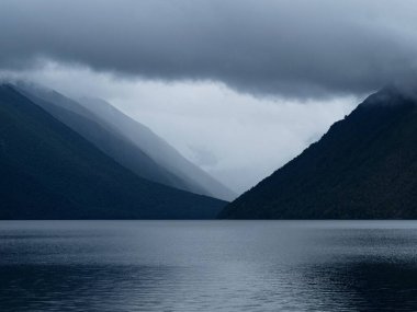 Rotoiti Gölü sakin sakin sakin sakin sakin dağ gölü Güney Alpler tepeleri arasında, doğa manzarası Nelson Lakes Ulusal Parkı, Tasman Güney Adası Yeni Zelanda
