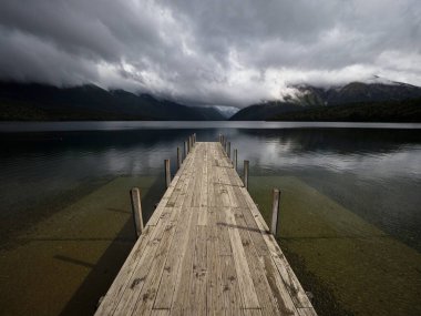 Saint Arnaud Gölü Rotoiti 'deki ahşap iskele iskelesi, Nelson Lakes Ulusal Parkı Güney Alpleri doğa yansıması alp manzarası, Tasman Güney Adası Yeni Zelanda