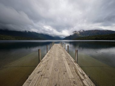 Saint Arnaud Gölü Rotoiti 'deki ahşap iskele iskelesi, Nelson Lakes Ulusal Parkı Güney Alpleri doğa yansıması alp manzarası, Tasman Güney Adası Yeni Zelanda