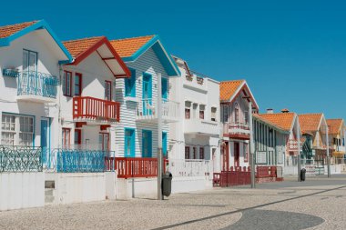 Portekiz 'de güneşli bir bahar gününde Aveiro' daki renkli evlerin yatay görüntüsü.