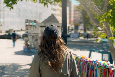 Güneşli bir bahar gününde Aveiro sokaklarında yürüyen şapkalı tanınmayan genç bir kadın. Tatillerde Portekiz 'i keşfetmek.