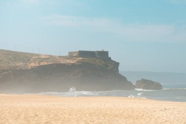 Praia do Norte, Nazare 'den San Miguel kalesindeki sörf müzesinin yatay görüntüsü..