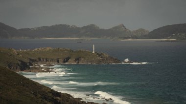 Cabo deniz fenerinin yatay görüntüsü uzaktan. Deniz fenerlerinin rotası, Galiçya.