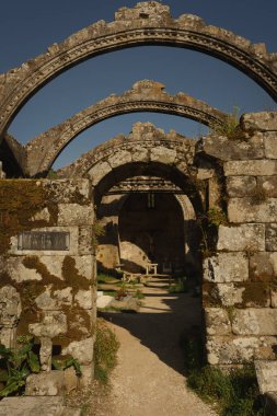 Güneşli bir günde Cambados 'taki harabe bir kilisenin kemerlerinin dikey fotoğrafı. Rias Baixas 'ta yaz tatili. Galiçya, İspanya.
