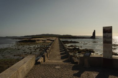 Güneşli bir günde, arka planda bulutlar olan San Sadurnino Kulesi 'nin yatay görüntüsü. Ras Baixas, Cambados, Galiçya.