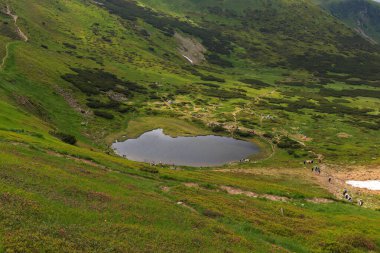 Yüksek Karpatlar Gölü Nesamovyte, Chornohora sırası, Ukrayna. Duvar kâğıdı. Toprağın güzelliğini keşfedin. Karpatlar 'da turizm.