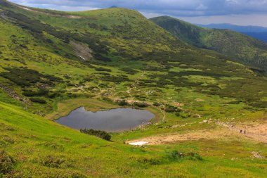 Yüksek Karpatlar Gölü Nesamovyte, Chornohora sırası, Ukrayna. Duvar kâğıdı. Toprağın güzelliğini keşfedin. Karpatlar 'da turizm.