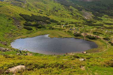 Yüksek Karpatlar Gölü Nesamovyte, Chornohora sırası, Ukrayna. Duvar kâğıdı. Toprağın güzelliğini keşfedin. Karpatlar 'da turizm.