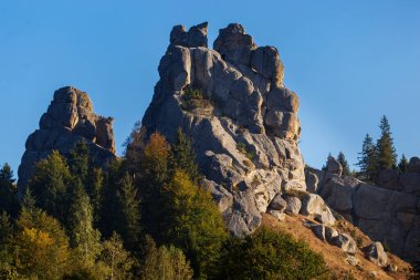 Tustan, eski bir Rus uçurum kenarı savunma kompleksi olan 9. yüzyılın ortaçağ uçurum kenti ve gümrük alanıydı. Tustan 'ın rock kompleksi popüler bir turizm merkezidir..