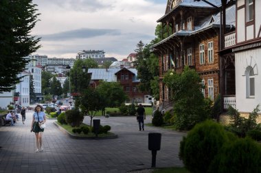 7 Temmuz 2023: Truskavets şehri - Ukrayna 'daki balneoloji merkezi. St. S. Bandery ve tatil köyündeki en eski villa binası..