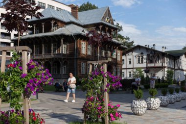 7 Temmuz 2023: Truskavets şehri - Ukrayna 'daki balneoloji merkezi. St. S. Bandery ve tatil köyündeki en eski villa binası..