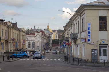 DROHOBYCH, UKRAINE - 15 Haziran 2023: I. Mazepa Caddesi manzaralı Tiyatro Meydanı.