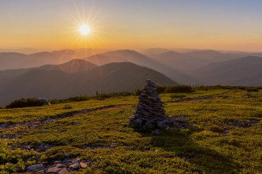 Karpatlar 'ın eşsiz dağ manzaraları. Gorgany bölgesi, Karpatlar 'ın belirli bir bölümü, taş yataklarıyla kaplıdır. İnanılmaz bir sabah manzarası. Karpatlar için altın saat