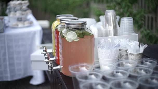 Lemonade Fresh Lemon Sliced Glass Jar Can Tap Outdoor Wooden — Wideo stockowe
