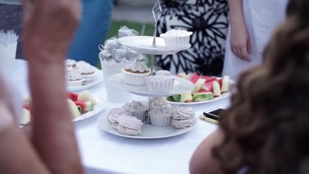 Festive Table Covered Colorful White Tablecloth Decorated Fresh Fruits Capcakes — Vídeo de stock