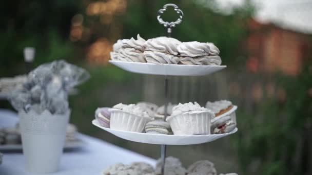Festive Table Covered Colorful White Tablecloth Decorated Capcakes Macaroons Three — Vídeo de stock