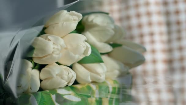 Крупним Планом Букет Білих Тюльпанів Білі Тюльпани Лежать Декоративному Білому — стокове відео