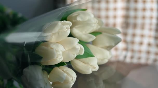 Close Bouquet White Tulips White Tulips Lie Decorative White Wicker — Vídeos de Stock