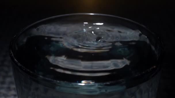 Μάκρο Έριξε Μια Πτώση Του Νερού Ένα Ποτήρι Πάνω Μαύρο — Αρχείο Βίντεο