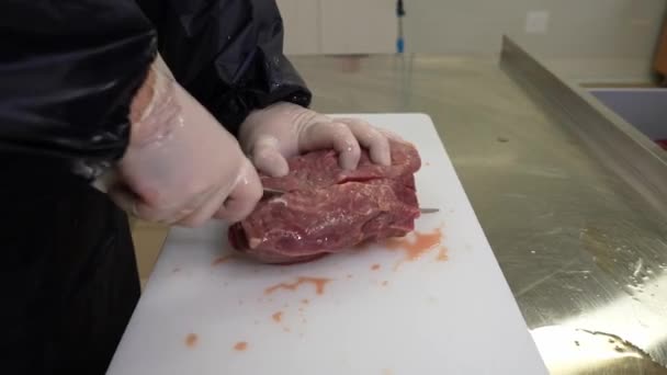 Açougueiro Corta Carne Carne Fresca Com Faca Filé Afiada Loja — Vídeo de Stock