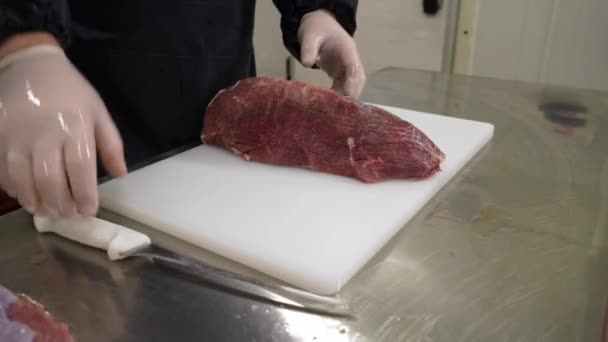 Carnicero Con Guantes Protectores Blancos Coloca Trozo Grande Carne Fresca — Vídeos de Stock
