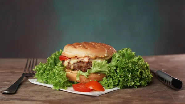 Gustoso Hamburger Trova Tavolo Legno Uno Sfondo Verde Coltello Una — Foto Stock