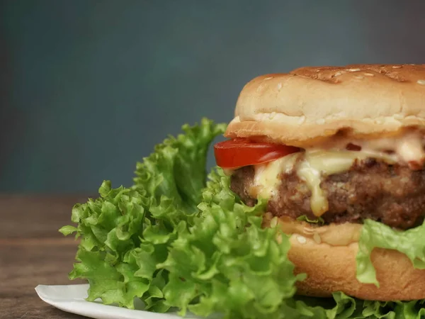 Detailní Záběr Big Burger Leží Řemeslně Bílém Papíru Proti Dřevěnému — Stock fotografie