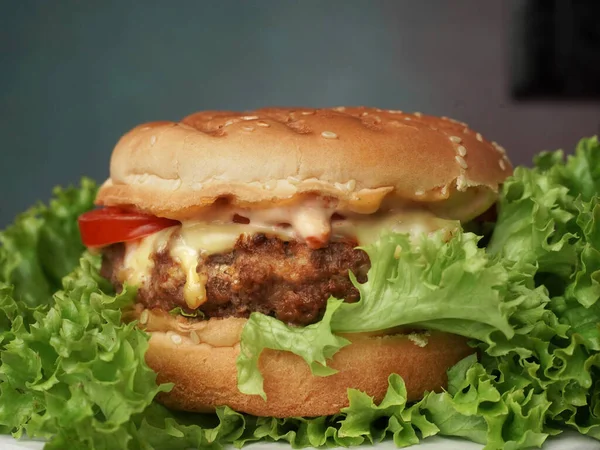 Detailní Záběr Big Burger Leží Řemeslně Bílém Papíru Proti Dřevěnému — Stock fotografie