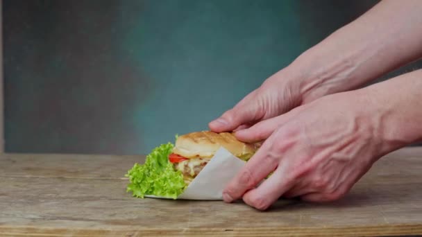 Handen Van Een Blanke Man Neem Een Sappige Hamburger Van — Stockvideo