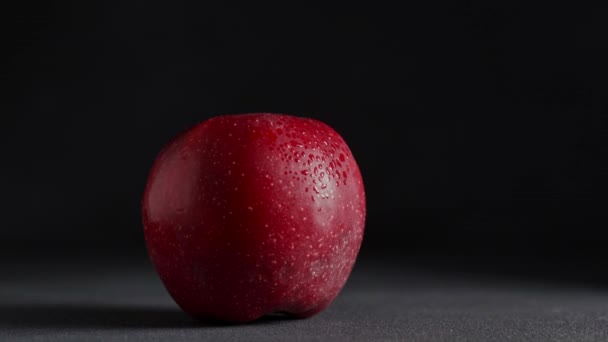 Apel Merah Berair Dengan Tetes Air Black Background Percikan Air — Stok Video