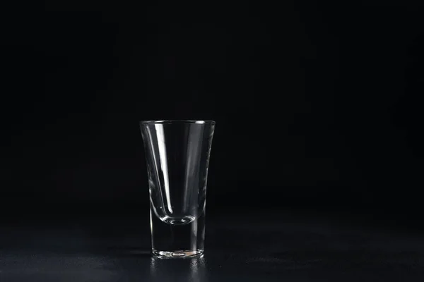 Leeg Glas Wodka Zwarte Achtergrond Een Leeg Drink Transparant Glas — Stockfoto