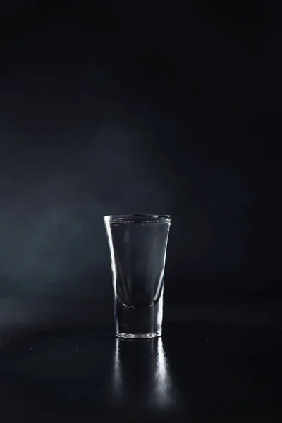 Gros Plan Verre Vodka Sur Fond Noir Boire Verre Transparent — Photo