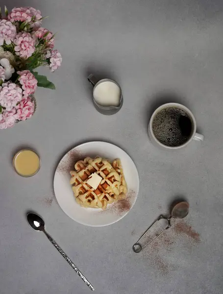 Vista Superior Saborosa Placa Waffles Molho Caramelo Xícara Café Leite — Fotografia de Stock