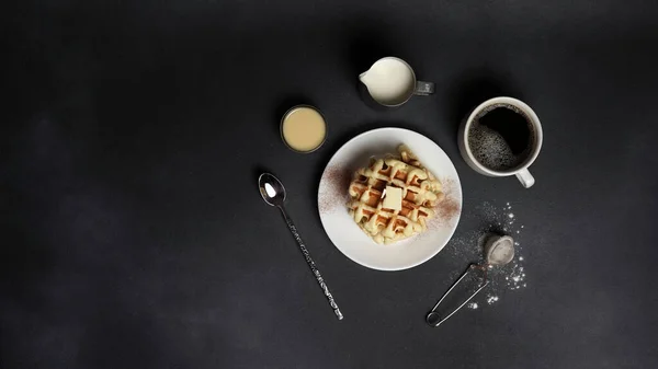 Vista Superior Saborosa Placa Waffles Molho Caramelo Xícara Café Leite — Fotografia de Stock