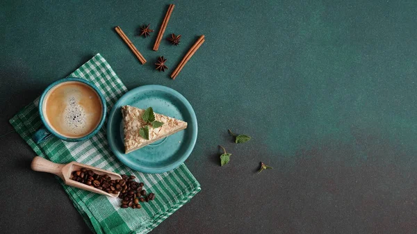 Bovenaanzicht Van Verse Heerlijke Cake Napoleon Met Room Een Groene — Stockfoto