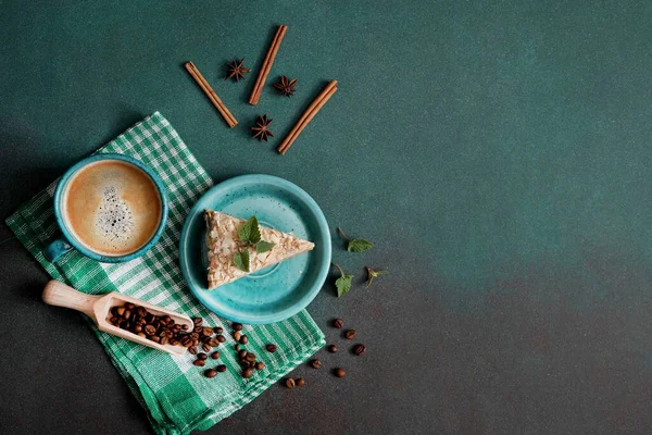 Bovenaanzicht Van Layered Cake Met Crème Napoleon Met Munt Groene — Stockfoto