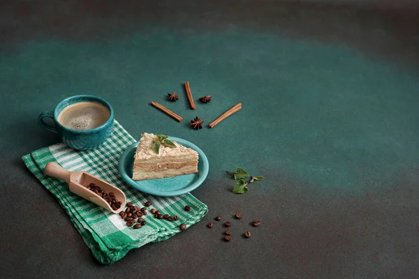 Heerlijke Napoleon Cake Met Room Een Turquoise Bord Versierd Met — Stockfoto
