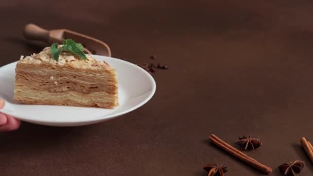 Man Hand Coloca Plato Blanco Fresh Delicious Cake Napoleon Con — Vídeos de Stock