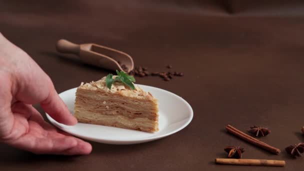 Mano Del Hombre Recoge Plato Blanco Fresh Delicious Cake Napoleon — Vídeo de stock