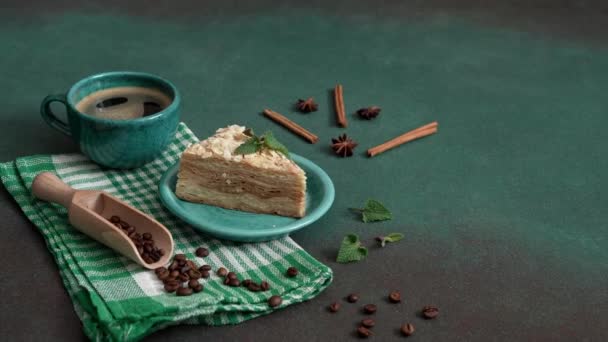 Delicioso Pastel Napoleón Con Crema Plato Color Turquesa Decorado Con — Vídeo de stock