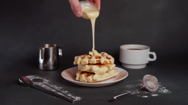 Pastry Chef Kok Hand Giet Karamel Siroop Smakelijke Wafels Karamel — Stockvideo